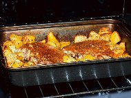 Рецепта Печени пияни свински вратни пържоли с бира, мед, масло и картофи на фурна